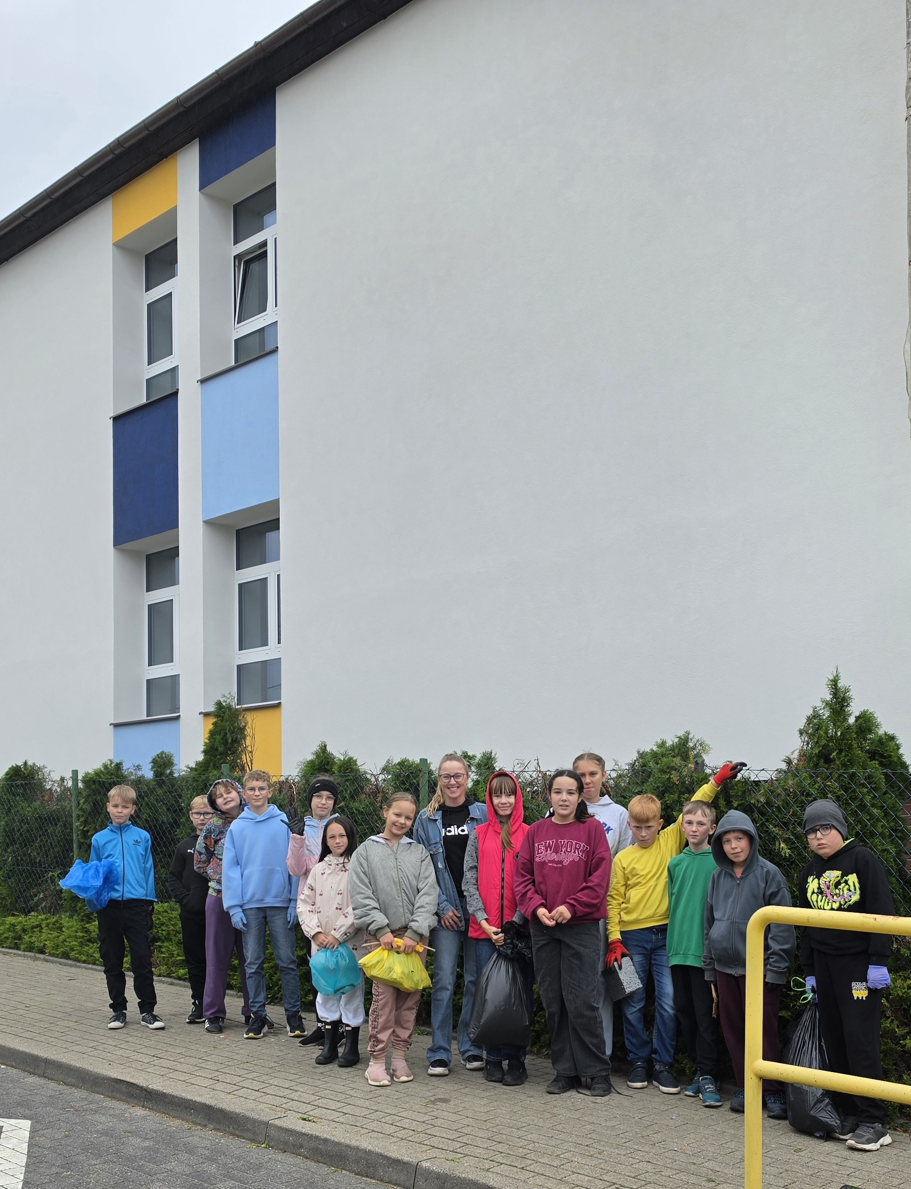 Uczniowie klasy 5a podczas akcji sprzątania świata.