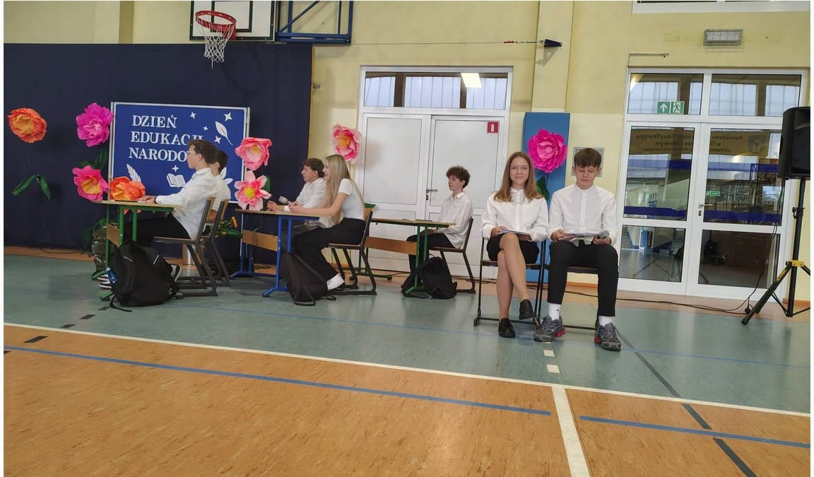 Uczniowie prowadzący apel z okazji Dnia Edukacji Narodowej.