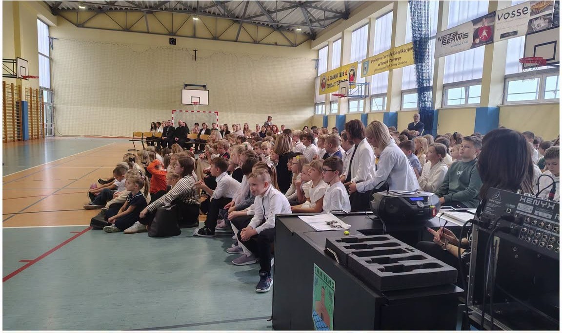 Zdjęcie wszystkich uczniów szkoły podczas apelu.